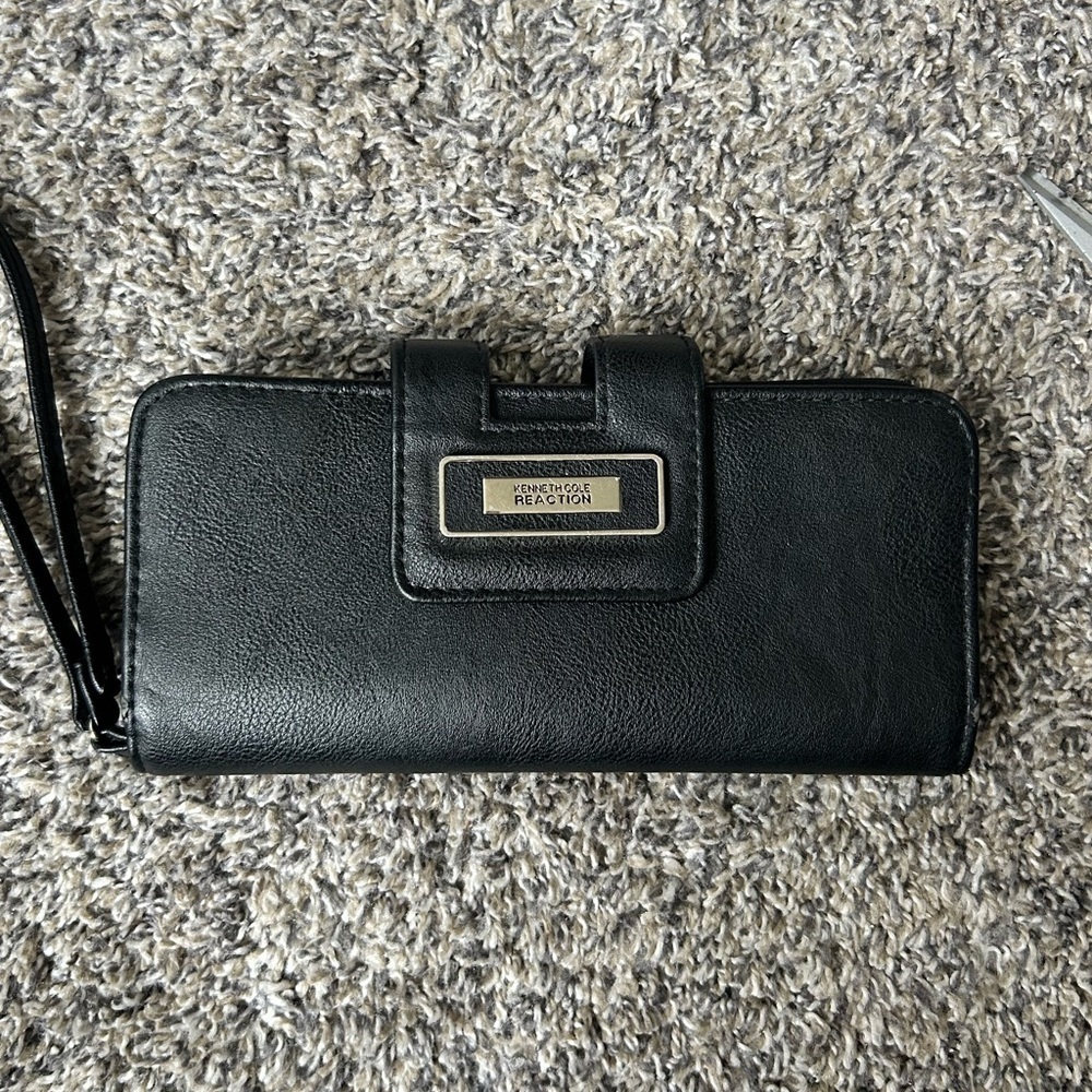 5/$25 Kenneth Cole Reaction Black Leather Wristlet/wallet